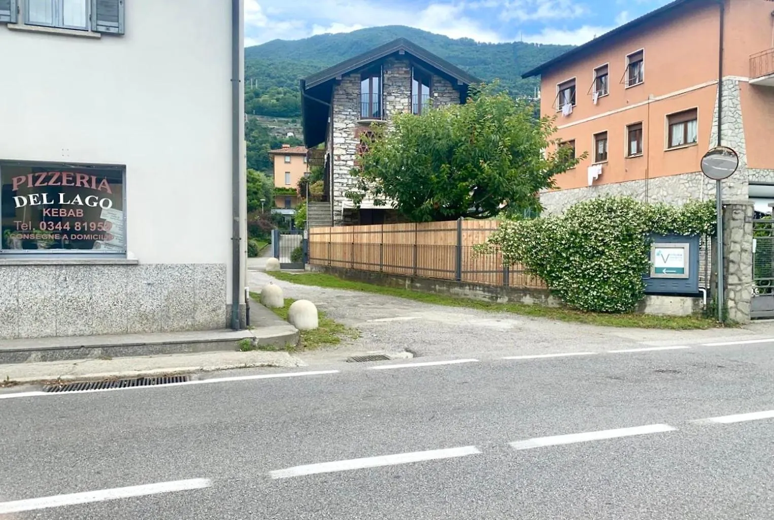 Iris 1 Lago Di Como Dongo 0*,  Italien
